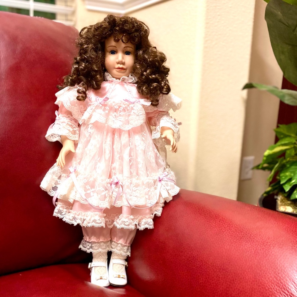 DOLL MOMENTS TREASURED Porcelain Doll #11/2000 Handcrafted "LUCY" 1901 /2000
